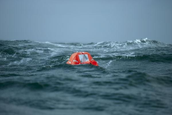 Balsa de emergencia flotando en el mar tras un naufragio.