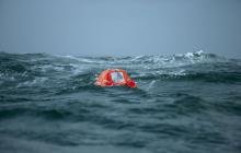 Balsa de emergencia flotando en el mar tras un naufragio.