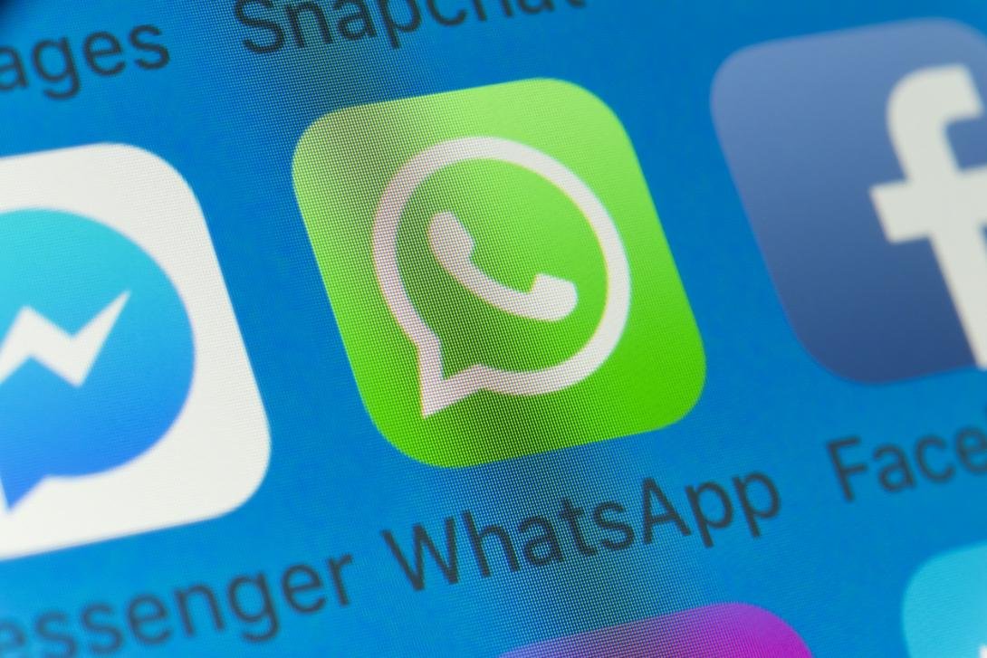 Icono de WhatsApp en la pantalla de un dispositivo móvil.